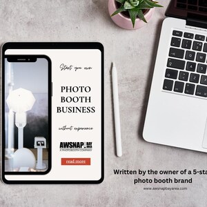 Könnte beinhalten: Ein Tablet zeigt ein Fotoautomaten-Setup mit dem Text "Start your own PHOTO BOOTH BUSINESS without experience." Ein weißer Stift und ein Laptop befinden sich neben dem Tablet. Der Text "Written by the owner of a 5-star photo booth brand" ist ebenfalls sichtbar.