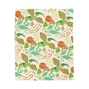 Puede incluir: Una tela estampada con un diseño repetido de criaturas estilizadas, formas geométricas y líneas abstractas en tonos verdes, naranjas y rojos sobre un fondo crema. El diseño tiene una estética caprichosa y dibujada a mano.