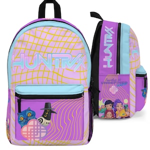 Może przedstawiać: Fioletowy i niebieski plecak z napisem "HUNTRAX" w jasnoniebieskim kolorze z przodu. Plecak ma wzór kratki i przednią kieszeń z kreskówkowym kotem i innymi grafikami. Z boku plecaka znajduje się również napis "HUNTRAX".