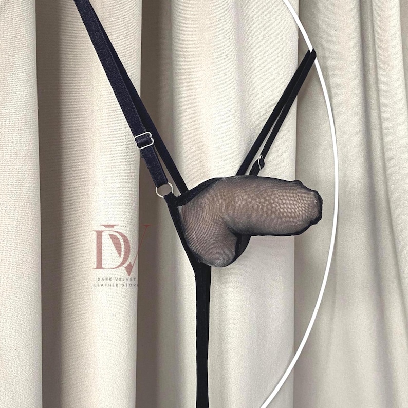 Puede incluir: Lencer&iacute;a negra con una bolsa transparente y correas. La lencer&iacute;a presenta un dise&ntilde;o minimalista con correas ajustables y herrajes met&aacute;licos. El producto est&aacute; dise&ntilde;ado para uso &iacute;ntimo.