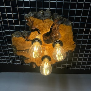 Può includere: Una tazza di ceramica bianca con manico nero e la scritta "But First, Coffee" in grassetto nero. La tazza è posta su uno sfondo sfocato, che suggerisce un'atmosfera accogliente. La tazza misura circa 10 cm di altezza.