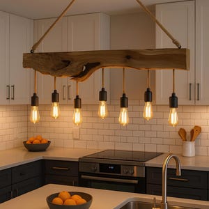 Könnte beinhalten: Rustikale Holzbalken-Pendelleuchte mit sechs Edison-Glühbirnen, die an Seilen hängen. Die Leuchte hängt von der Decke. Die Küche umfasst ein Waschbecken, einen Herd und eine Schüssel mit Orangen.