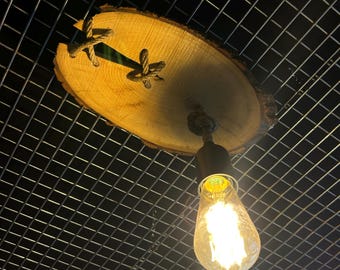 Lámpara colgante de madera hecha a mano con detalles de yute, estilo bohemio.