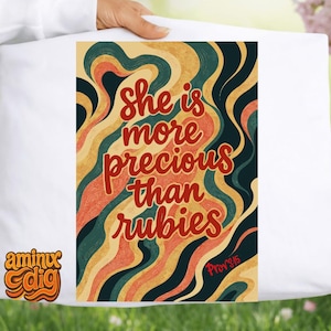 Puede incluir: Una funda de almohada con un diseño retro. El texto "She is more precious than rubies" está en escritura roja, sobre patrones ondulados en naranja, verde azulado y azul marino. También es visible el texto "Prov 3:15".