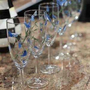 Custom glass painting; Hand painted glassware; Custom wine glasses; Painted Champagne Flutes; Bridesmaid Glass Gift; Wedding Champagne Flute