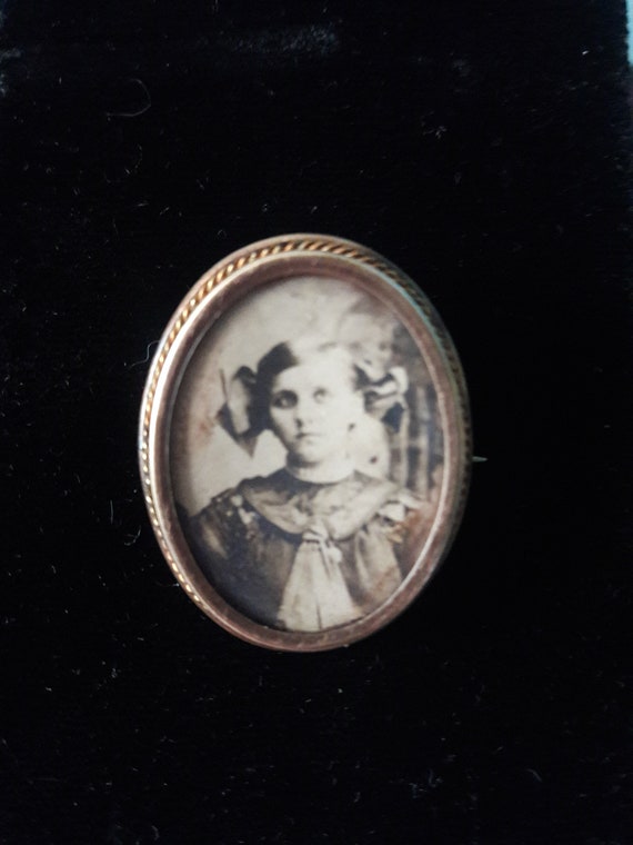 Antique W & H Co gold-filled Picture Pin with phot