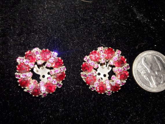 Vintage WEISS Two-tone Pink/Ruby Red Rhinestone C… - image 4