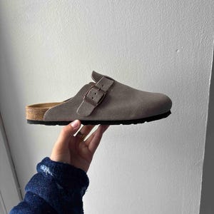 Sabots en cuir faits main : claquettes unisexes taupe à semelle en liège pour plus de confort et de style