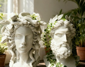 Vasos com Busto da Medusa e de Deus Grego – Conjunto de Vasos para Interior com Esculturas do Poder da Grécia Antiga