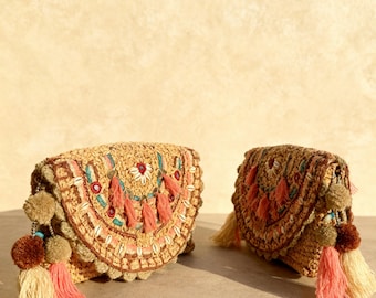 Goes & Co. Studio - Bolsa Carteira de Luxo Bali Rosa Amor Bordada à Mão - Bolsa de Praia Artesanal com Zíper e Pompons