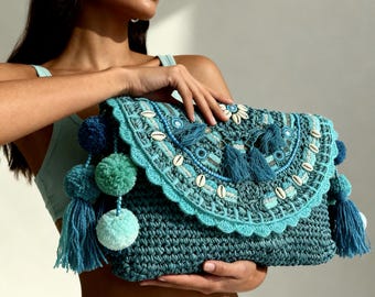 Bolsa de mão/carteira de luxo bordada à mão em azul oceano de Bali - Bolsa de praia artesanal com zíper e pompons.