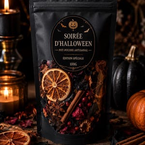 Peut inclure: Un sachet noir contenant du pot-pourri avec une étiquette indiquant SOIRÉE D'HALLOWEEN, POT-POURRI ARTISANAL, ÉDITION SPÉCIALE, 100G. La fenêtre transparente révèle des tranches d'orange séchées, des bâtons de cannelle, de l'anis étoilé et des baies.