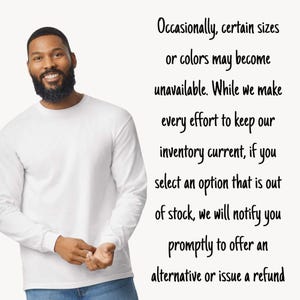 Puede incluir: Una camiseta blanca de manga larga. La imagen incluye texto que dice: "Ocasionalmente, ciertos tama&ntilde;os o colores pueden no estar disponibles. Si bien hacemos todo lo posible para mantener actualizado nuestro inventario, si selecciona una opci&oacute;n que est&aacute; agotada, le notificaremos de inmediato para ofrecerle una alternativa o emitir un reembolso."