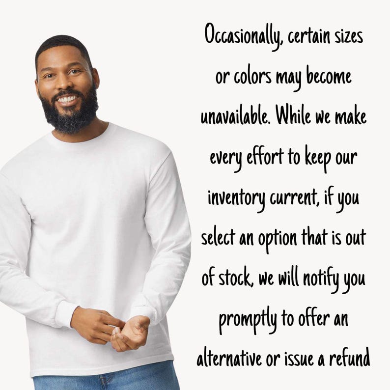 Puede incluir: Una camiseta blanca de manga larga. La imagen incluye texto que dice: "Ocasionalmente, ciertos tama&ntilde;os o colores pueden no estar disponibles. Si bien hacemos todo lo posible para mantener actualizado nuestro inventario, si selecciona una opci&oacute;n que est&aacute; agotada, le notificaremos de inmediato para ofrecerle una alternativa o emitir un reembolso."