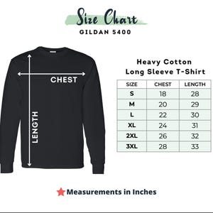 Puede incluir: Camiseta negra de manga larga con una tabla de tallas. La tabla muestra las medidas de pecho y largo en pulgadas para las tallas S a 3XL. El texto "Measurements in Inches" est&aacute; en la parte inferior.