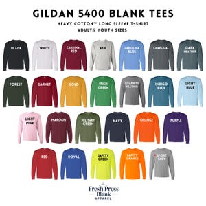Puede incluir: Una exhibici&oacute;n de camisetas de manga larga Gildan 5400 en blanco, disponibles en varios colores, como negro, blanco y rojo. Las camisetas est&aacute;n hechas de algod&oacute;n grueso y disponibles en tallas para adultos y j&oacute;venes. Tambi&eacute;n se muestra el logotipo de Fresh Press Blank Apparel.
