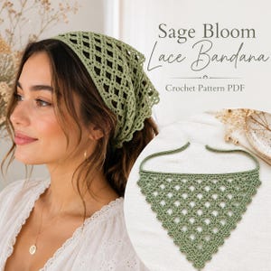 Op de afbeelding: Een saliegroene gehaakte kanten bandana met een ruitvormig opengewerkt patroon, een geschulpte rand en dunne strikbandjes. De tekst Sage Bloom Lace Bandana Crochet Pattern PDF staat in de rechterbovenhoek van de afbeelding.