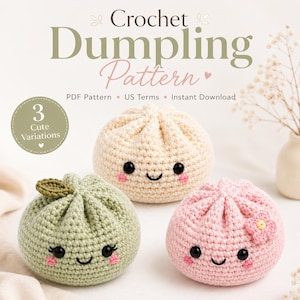 Puede incluir: Un patrón de ganchillo para dumplings en PDF con tres dumplings de peluche con caras bordadas. Uno es crema, uno verde salvia con una hoja y uno rosa claro con una flor pequeña. Texto: Crochet Dumpling Pattern, 3 Cute Variations.