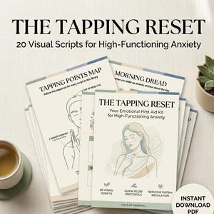 Puede incluir: Un conjunto de guías impresas tituladas "THE TAPPING RESET" con el subtítulo "20 Visual Scripts for High-Functioning Anxiety". Las guías presentan ilustraciones y texto sobre primeros auxilios emocionales y alivio de la ansiedad. También se ven una taza de té y una pequeña planta suculenta.