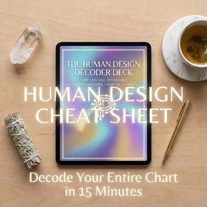 以下が含まれることがあります： 「The Human Design Decoder Deck」と「Human Design Cheat Sheet」のテキストが表示されたデジタルタブレット。タブレットはカラフルで虹色の背景です。透明な水晶、セージの束、金のペン、お茶のカップが、木製の表面のタブレットの周りに配置されています。