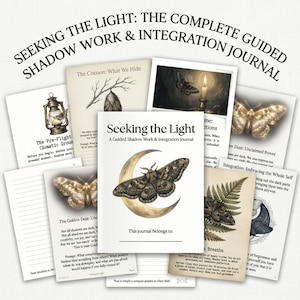 Puede incluir: Una colección de diarios y tarjetas con ilustraciones de polillas, una linterna y elementos botánicos. El diario central se titula "Seeking the Light" e incluye el texto "A Guided Shadow Work & Integration Journal."