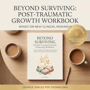 Może przedstawiać: Podręcznik zatytułowany "Beyond Surviving: Post-Traumatic Growth Workbook" z tekstem "Based on New Clinical Research". Książka leży na drewnianym stole z dwoma kubkami kawy, długopisem i złotą pieczęcią z napisem "2026 Edition".