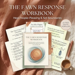 Puede incluir: Una colección de cuadernos de trabajo y listas de verificación tituladas "The Fawn Response Workbook" con el subtítulo "Heal People-Pleasing & Set Boundaries". La portada presenta un diseño en espiral. También son visibles listas de verificación adicionales y una taza de café.