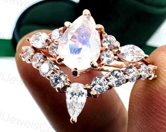Ensemble de bagues de fiançailles pierre de lune poire : or rose, bijoux de mariée vintage