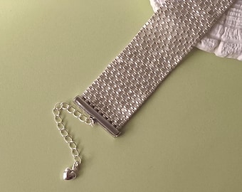 Elegante pulsera ancha de cuentas: brazalete minimalista hecho a mano