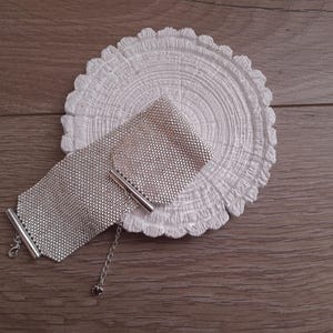 Armband med silverfärgade fröpärlor | Minimalistiskt justerbart, elegant statement-armband | Jubileumspresent