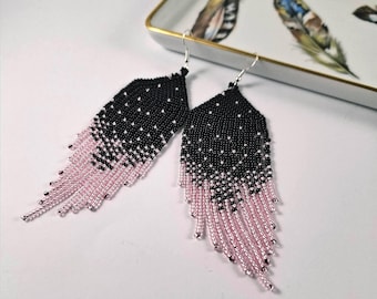 Handgemaakte franjeoorbellen met kralen – Zwart en roze boho-rocaillesoorbellen – lichtgewicht statement-sieraden