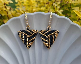 Handgemaakte geometrische kralenoorbellen – modern driehoekig ontwerp, lichtgewicht ambachtelijke sieraden