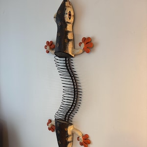 Estante para CD de metal con diseño vintage de lagarto gecko estilo Y2K, soporte decorativo para CD de salamandra para montaje en pared, almacenamiento original para CD, estante para CD con diseño de lagarto gecko original para pared