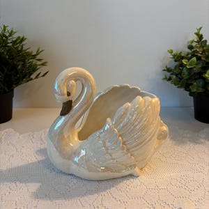 ヴィンテージの虹色白鳥型セラミックプランター、真珠光沢のある白鳥のボウル、白いオパール色のセラミック鳥、虹色白鳥型プランター、金色の白鳥の植木鉢