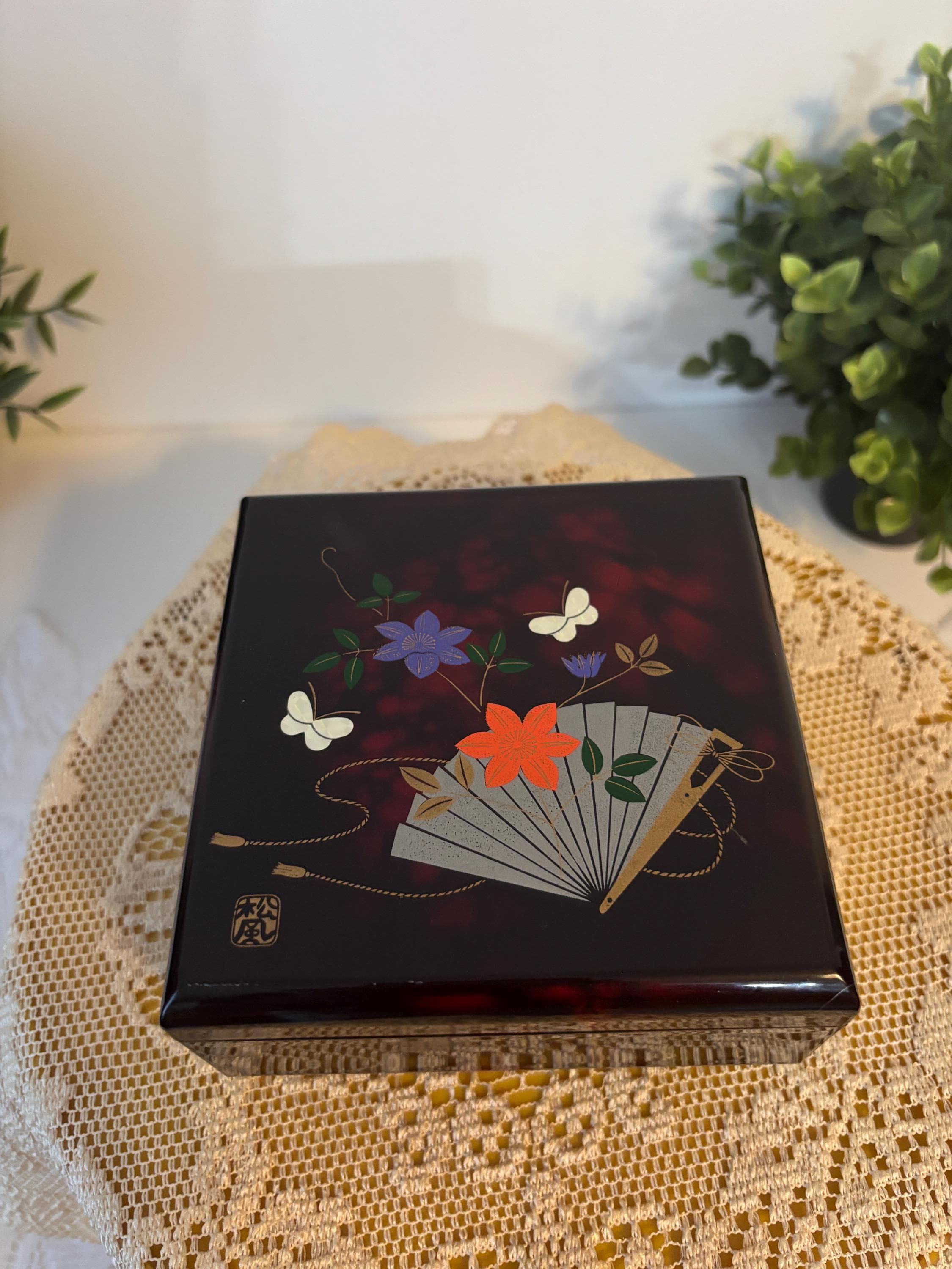 Boîte En Céramique Antique Avec Des Anges Fabriquée Au Japon