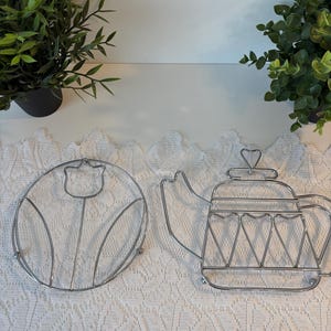 Vintage silver-tone wire trivet with tulip and teapot design, farmhouse kitchen decor