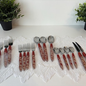 16-delat vintage blommigt rött bestickset, rostfritt stål, gafflar, knivar, skedar med röda handtag