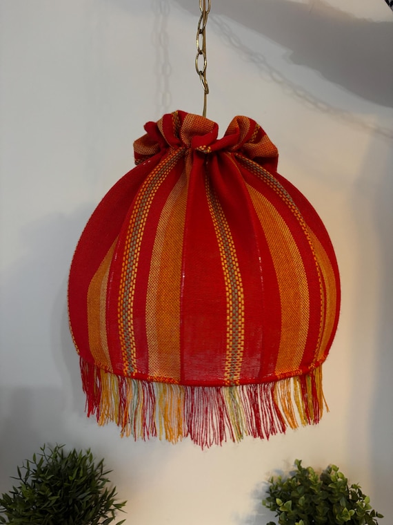 Lampe suspendue vintage en tissu rayé rouge et orangé avec franges, Abat-jour bohème rétro, Luminaire décoratif années 70, tassel red lamp