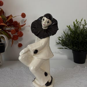 Vintage sitting Pierrot figurine in harlequin-style porcelain. 80s ceramic mime clown