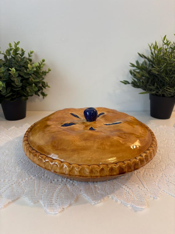 Keramik-Kuchenform in Form eines Blaubeerkuchens. Servierschale für Kuchen oder Desserts. Dekoration. Keramik-Kuchenform