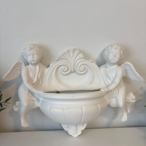 Vintage vit väggkruka med keruber, två änglar som håller en blomkruka, romantisk inomhusdekoration, kerubblomkruka
