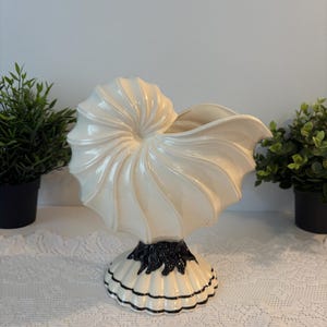 Maceta vintage en blanco y negro con forma de concha de nautilo, maceta retro estilo costero con forma de caracola, jarrón vintage con forma de concha de nautilo.