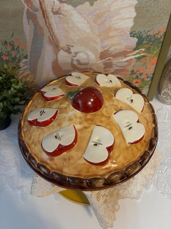 Keramik-Kuchenform im Apfelkuchen-Stil. Servierplatte für Kuchen oder Dessert. Innendekoration