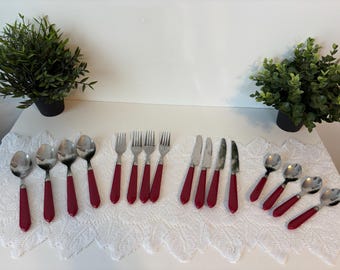 Juego de cubiertos vintage de 16 piezas en acero inoxidable con acabado rojo. Incluye tenedores, cuchillos y cucharas con mangos rojos de estilo retro.