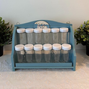 Vintage Family Goose Wooden Spice Rack with 12 Glass Jars, Étagère à épices en bois bleu avec pots en verre Country Farmhouse, Spice rack