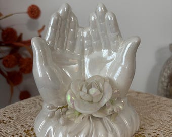 Figura vintage de manos en oración con una rosa, escultura religiosa de cerámica, decoración espiritual, mano en oración hecha en Taiwán