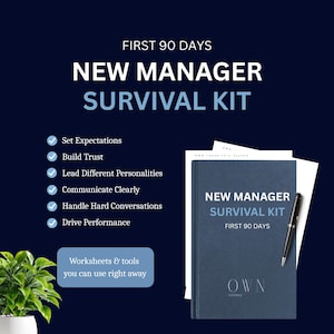 Può includere: Un raccoglitore blu scuro New Manager Survival Kit con testo bianco, una penna nera e un elenco di sei obiettivi di gestione tra cui Set Expectations, Build Trust, Lead Different Personalities, Communicate Clearly, Handle Hard Conversations e Drive Performance.