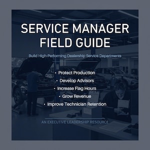 Puede incluir: Un póster gráfico azul oscuro titulado SERVICE MANAGER FIELD GUIDE, Build High-Performing Dealership Service Departments. Enumera cinco puntos: Protect Production, Develop Advisors, Increase Flag Hours, Grow Revenue, Improve Technician Retention, y el texto AN EXECUTIVE LEADERSHIP RESOURCE.
