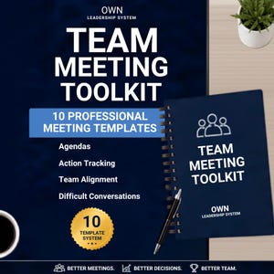 Puede incluir: Un kit de reunión de equipo azul oscuro con 10 plantillas profesionales para agendas, seguimiento de acciones, alineación de equipo y conversaciones difíciles. El set incluye un cuaderno de espiral, un bolígrafo negro y un sello dorado de 10 plantillas.