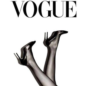 Może przedstawiać: Obraz z czarnymi butami na wysokim obcasie i przezroczystymi czarnymi pończochami. Słowo "VOGUE" jest wyświetlane pogrubionymi, czarnymi wielkimi literami u góry obrazu. Nogi są skrzyżowane, a obcasy skierowane w górę na białym tle.